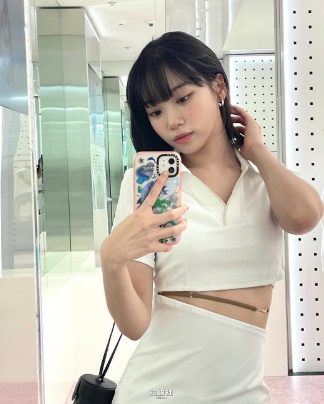 展示其美貌和身材,吸引了广大粉丝目光,金采源近日在SNS发布一组近照