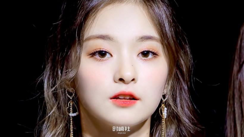 通过怎样的眼神吸引人们视线？Na Gyung李娜炅哪年跟随所属女团出道？