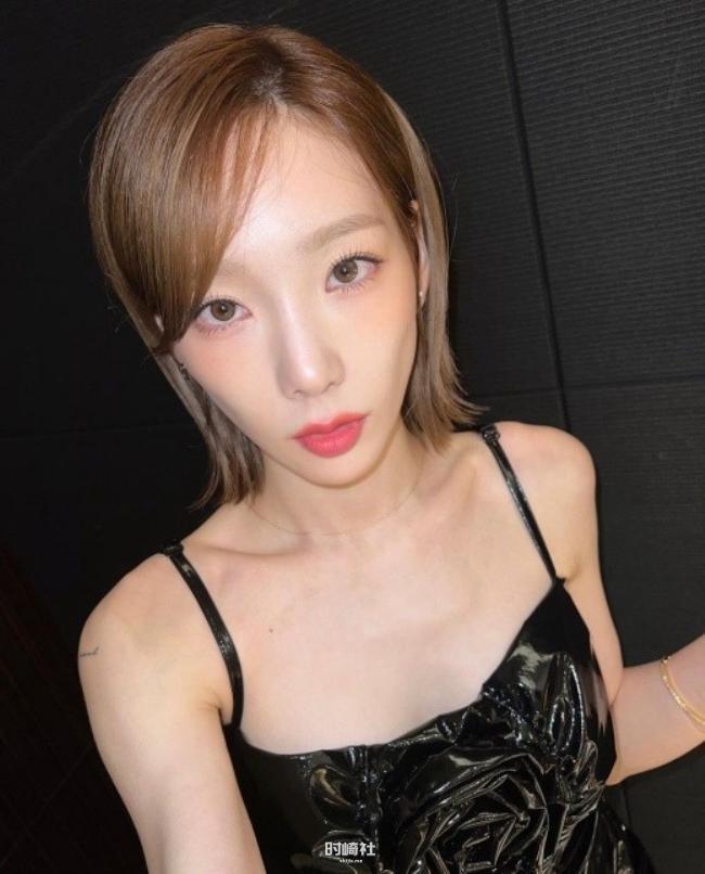 俏丽短发+消瘦脸庞散发不一样的魅力,少女时代泰妍在社交网站发布近照