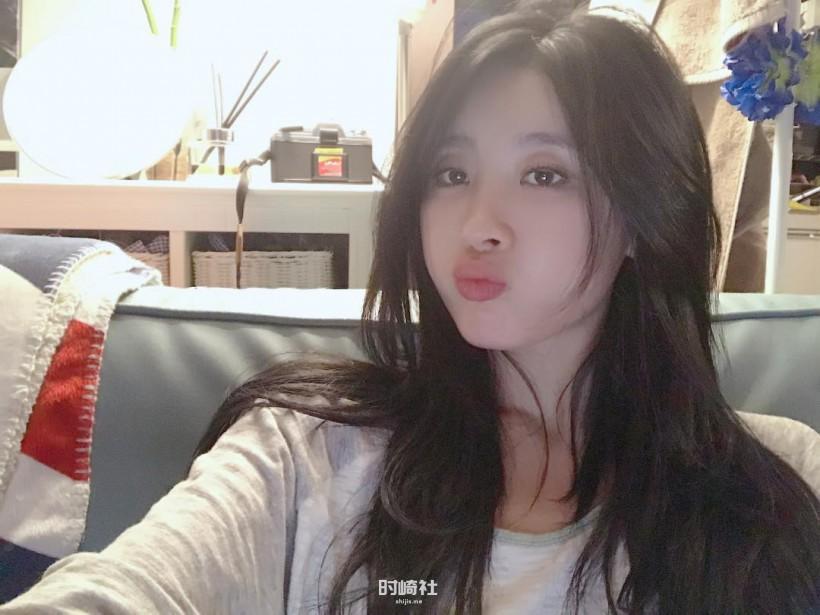Moon Hyeon-A文玄雅哪年加入所属组合出道?她为何被称为模特偶像? Moon Hyeon-A文玄雅哪年加入所属组合出道?她为何被称为模特偶像?