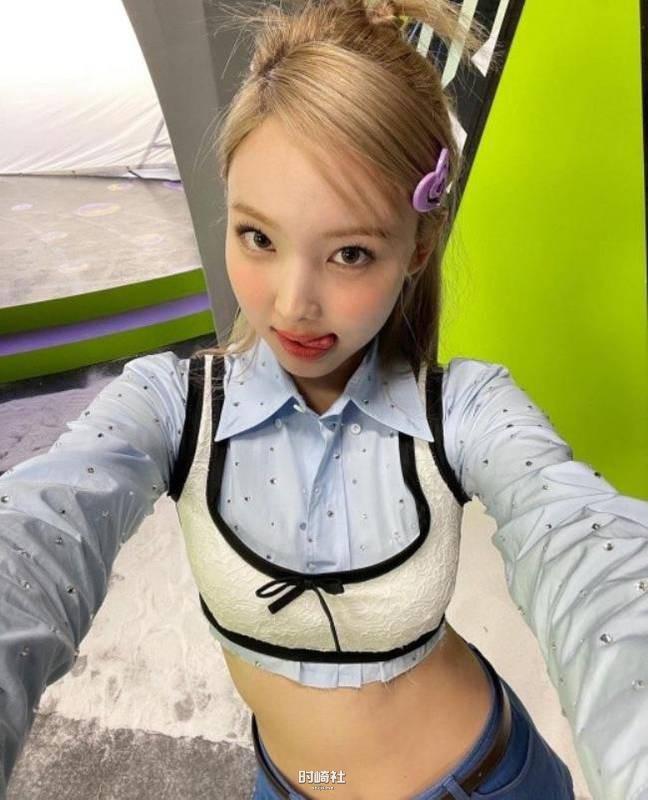 展示其可爱迷人魅力,吸引粉丝们目光,TWICE成员娜琏近日发布一组近照