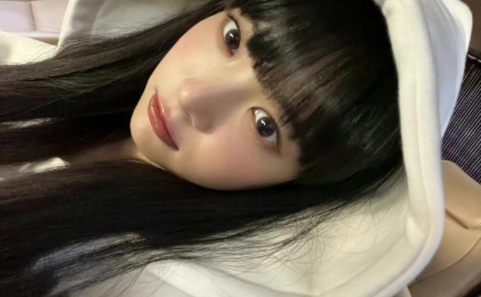凭借怎样眼神和微笑吸引人们视线?洪恩採隶属哪个女团成员?