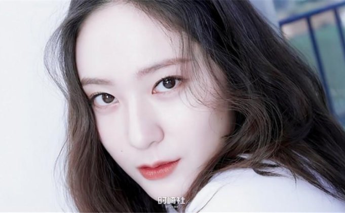 她为何性格腼腆总给人高冷感?Jung Soo Jung郑秀晶隶属哪个女团忙内?