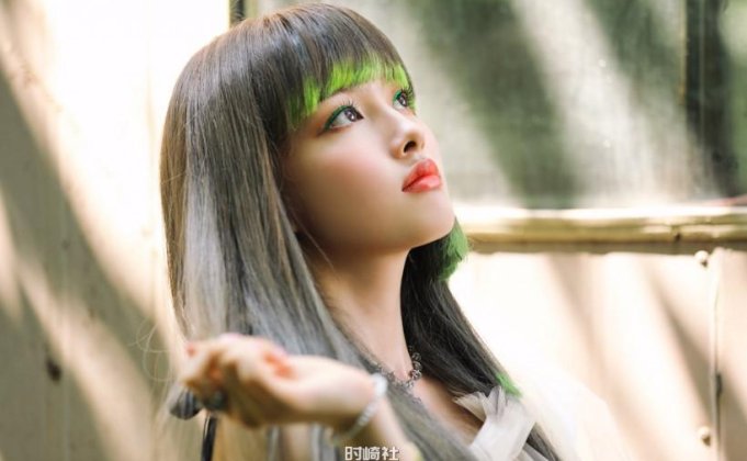 她凭借怎样个性嗓音令人印象深刻?Sim Jayun沈姿润隶属哪个女团成员?