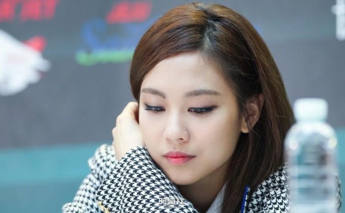 为何她被评价为是个忠实于自己生活的艺人?Fei王霏霏隶属哪个女团成员?