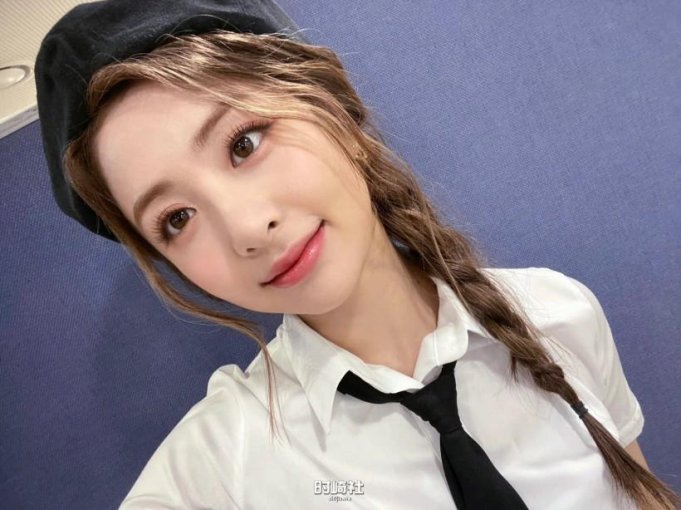 她搭配表情散发出怎样可爱和性感?Yunjin Huh许允真隶属哪个女团成员?