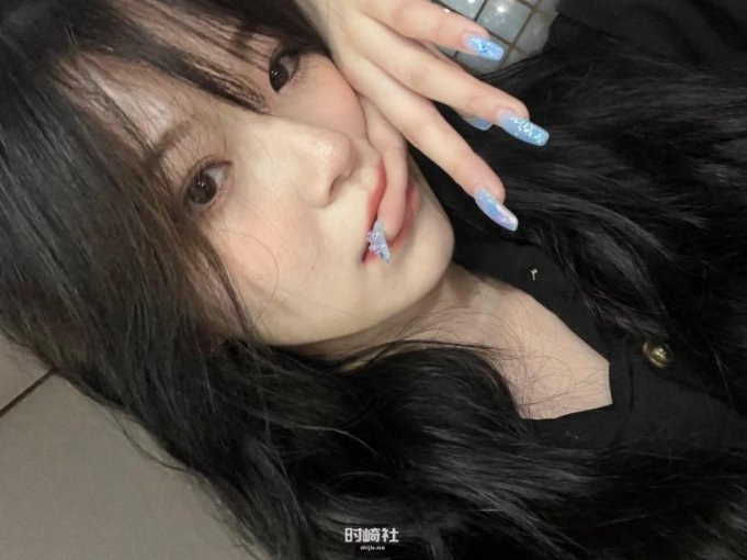 拥有怎样纤细身材以及轻盈步伐?Ji-heon Baek白知宪隶属哪个女团成员?